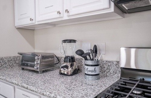 Raisin House | Conveniently located to Airport and Downtown