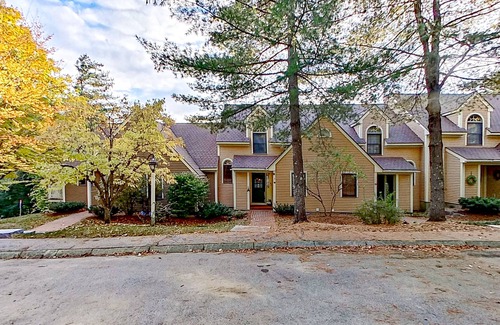 Village at Kearsarge House | Conveniently located townhouse with screened porch, pool, & washer/dryer