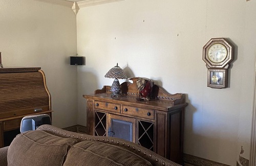 Palestine House | Conveniently located 3 bedroom, 2 bathroom home, 5 minutes from downtown.