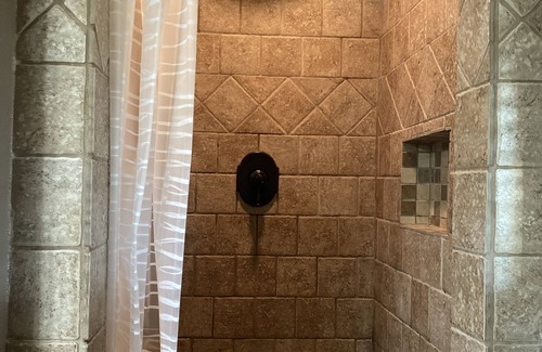 Palestine House | Conveniently located 3 bedroom, 2 bathroom home, 5 minutes from downtown.