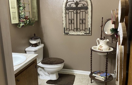 Palestine House | Conveniently located 3 bedroom, 2 bathroom home, 5 minutes from downtown.