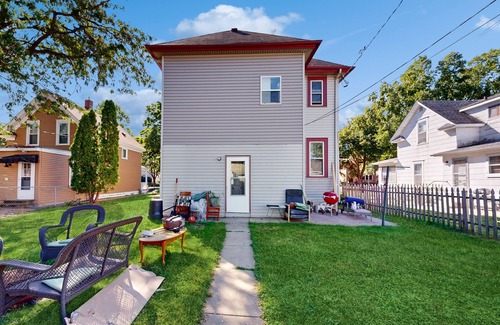 Midway House | Conveniently located home with full kitchen and washer/dryer