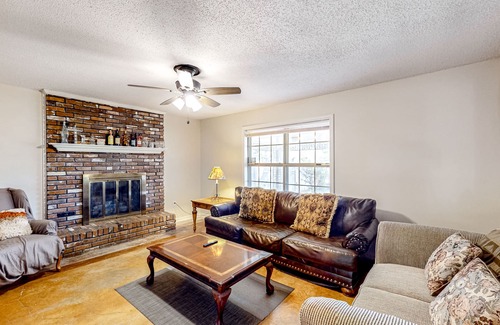 Southaven House | Conveniently located home with pool, yard, patio, grill, & washer/dryer