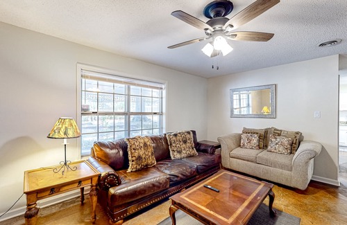 Southaven House | Conveniently located home with pool, yard, patio, grill, & washer/dryer