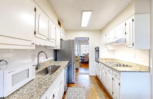 Southaven House | Conveniently located home with pool, yard, patio, grill, & washer/dryer