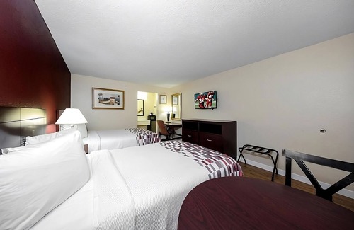 Ellenton Hotel | Conveniently To Excellent Transportation! Pet-friendly, Outdoor Pool, Parking!