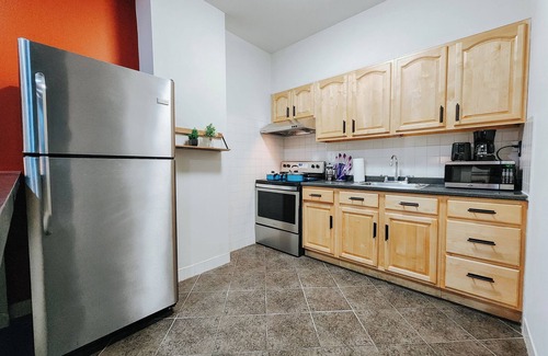 Center City Apartment | Convention Cent/2 King Beds/65" TV/Fireplace
