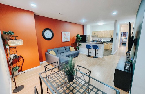 Center City Apartment | Convention Cent/2 King Beds/65" TV/Fireplace