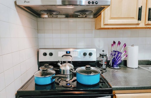Center City Apartment | Convention Cent/2 King Beds/65" TV/Fireplace