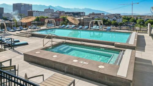 Rio Grande Apartment | Convention Ctr - Stylish 2BD,2BA with Pool,Gym and Hot tub