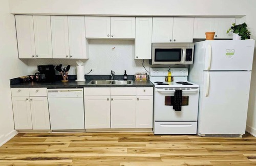 Italian Village House | Convention - Free Parking- Short North - King Bed