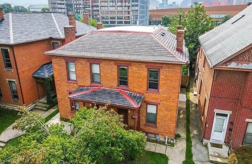 Italian Village House | Convention - King Bed - Short North - Parking Free