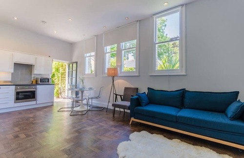 Fowey Apartment | Converted flat in amazing converted schoolhouse near Fowey Harbour