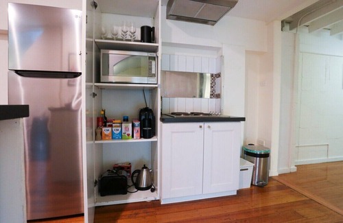 Seddon Apartment | Converted warehouse apt 17min from CBD
