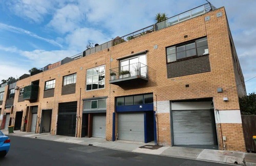Seddon Apartment | Converted warehouse suite 17min from CBD
