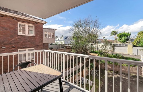Clovelly Apartment | Coogee Beachside Retreat Free Parking