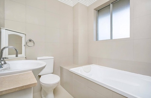Coogee Apartment | Coogee- COOGY Abbott Street - Cozy Furnished Apartment Steps from Coogee Beach Pavilion