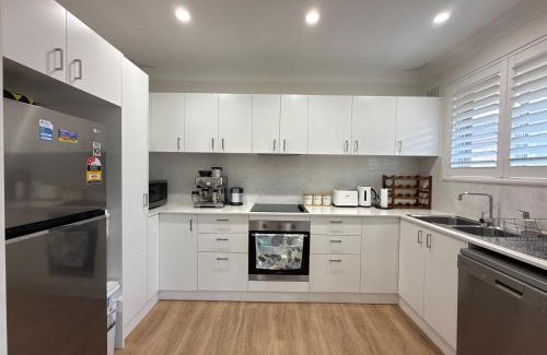 Coogee Apartment | Coogee Sunrise 2 Bed Apt with Parking, Work Desks & Balcony
