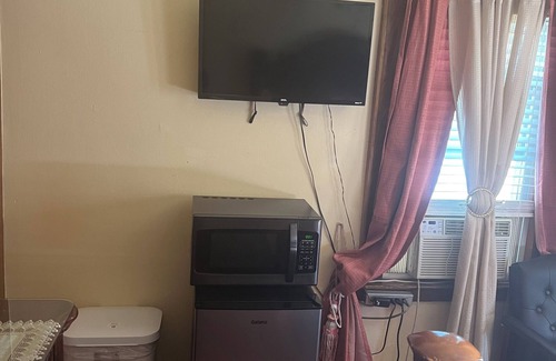 Irvington House | Cool 1-bedroom with AC in charming Irvington