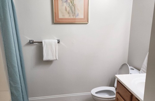 Lorain Apartment | Cool 2-bedroom apartment with AC in Lorain