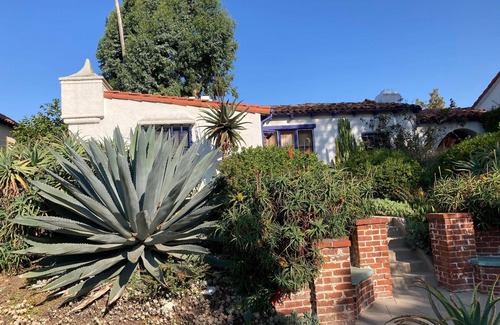 Carthay Circle House | Cool 30's 3 bdr Spanish House in Miracle Mile. Walk to Academy Museum and LACMA.