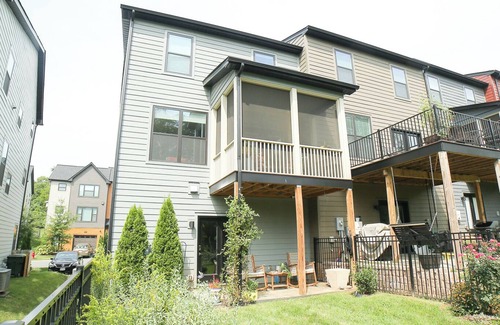 Belmont House | Cool 4-bedroom townhome walkable to restaurants