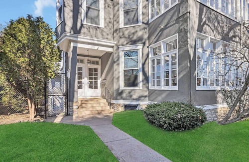 Walnut Hills Apartment | Cool and Modern 3rd Floor 2-Bedroom Walk-up