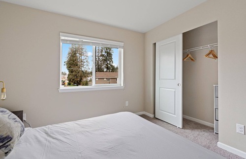 North Creek House | Cool Bothell 4BR w/W/D, nr Green Spaces, Dining & Shops, by Blueground