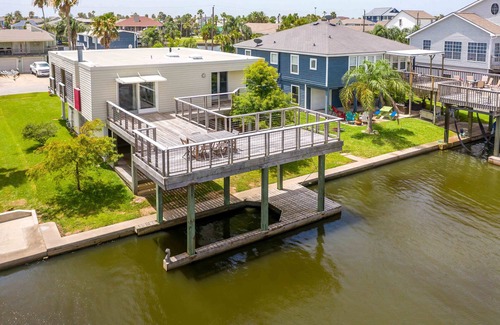 Jamaica Beach House | COOL BREEZE WATERFRONT CANAL Located in Jamaica Beach Community. Sleeps 8.