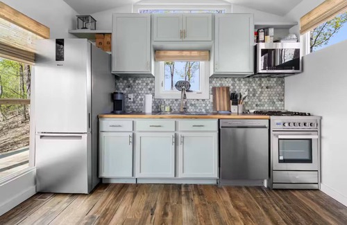 Johnson City Cabin | Cool cabin with AC in Johnson City-The Trapper Shack