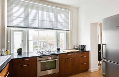 Holland Park Apartment | Cool Holland Park Apartment, Near Park