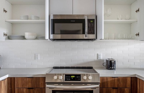 Wilshire Center Apartment | Cool Koreatown 1BR w/Gym, nr Theater, Metro & Shops, by Blueground