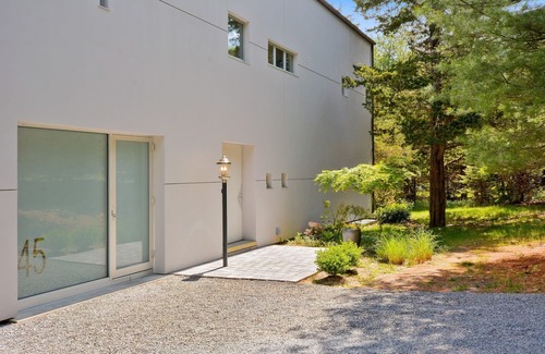 East Hampton House | cool modern in east hampton , private , 5 nite min