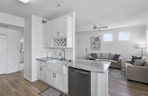 Gilbert Condo | Cool off in the Pool |King Master |Renovated |Gym |BBQ |Close to Downtown Gilbert Hiking & Golf