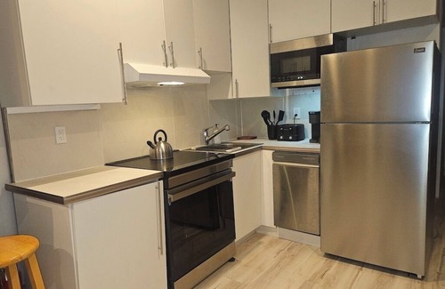 Bergen House | Cool Renovated 3-bedroom Townhome with AC in Jersey City