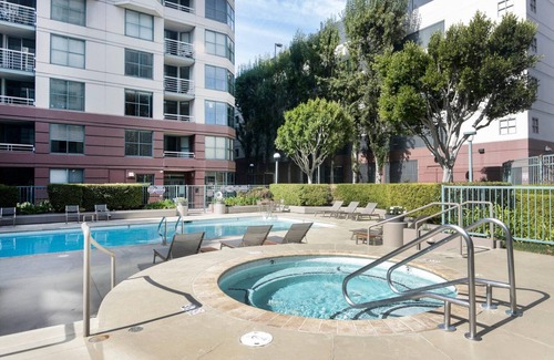 China Basin Apartment | Cool South Beach 2BR w/Roof Tennis, nr Public Transport, by Blueground