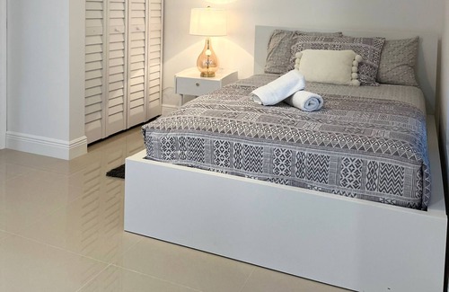 Greenacres Apartment | Cool studio, all new, perfect for a couple. strategically located to enjoy WPB !