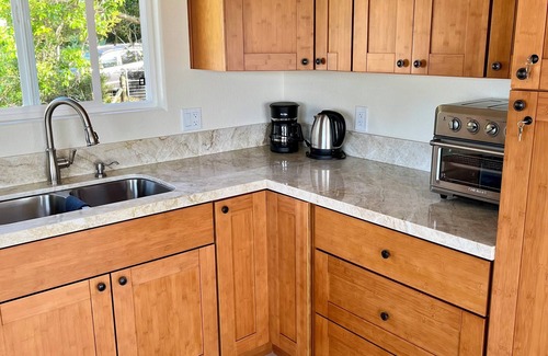 Discovery Harbour Apartment | Cool studio in Naalehu with ocean views