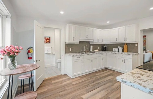 Old Town Historic District Apartment | Coolest vibes, best location in NOTL!