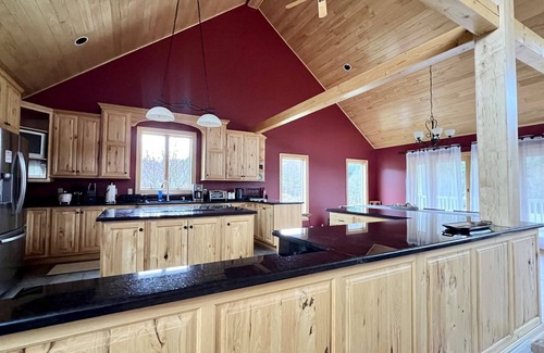 Wells Bridge Ski Chalet | Cooperstown All Star Newly Renovated 5B 3.5B with Amazing view and Creek