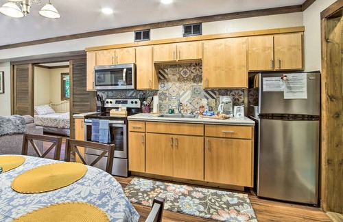 Coos Bay Cottage | Coos Bay Cottage w/Fireplace & BBQ Patio!