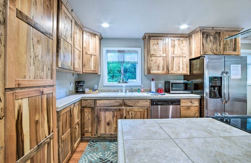 Coos Bay Cottage | Coos Bay Retreat < 2 Mi to Marina & Casino!