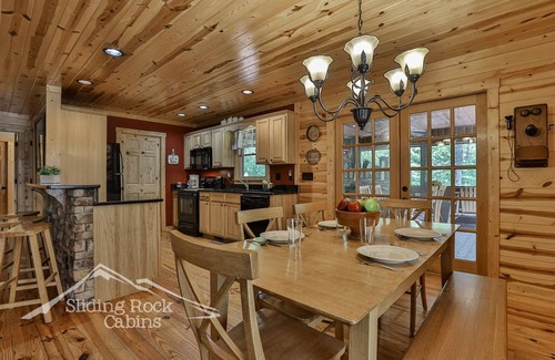 Eagle Mountain Cabin | Coosawattee River Resort, 4/3.5 pet friendly, small fenced yard, hot tub,