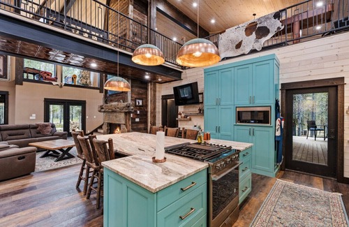 Island Park House | Copper Cowboy |Luxury Lodge w/Private Dock Access