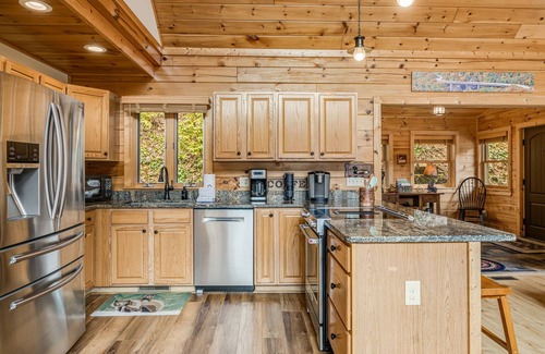 Ridgewood Estates Cabin | Copper Mountain Retreat | Pet-Friendly Cabin + Hot Tub, Games + Biltmore Pass