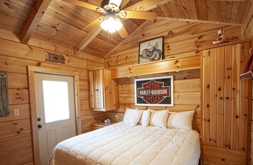 Blairsville Cabin | Copperhead Lodge Cabin 39. 2 Bedroom 1 Bath. Pet Friendly and Hot Tub