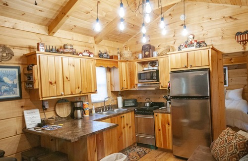 Blairsville Cabin | Copperhead Lodge Cabin 39. 2 Bedroom 1 Bath. Pet Friendly and Hot Tub