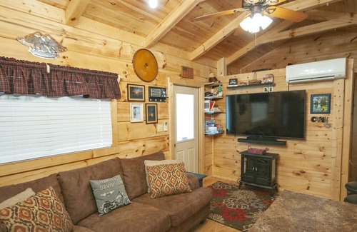 Blairsville Cabin | Copperhead Lodge Cabin 39. 2 Bedroom 1 Bath. Pet Friendly and Hot Tub