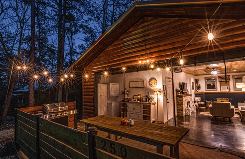 Broken Bow Cabin | Coppermoon Cabin: A Naturalist Retreat, Coppermoon Cabin with Hot Tub in Hochatown