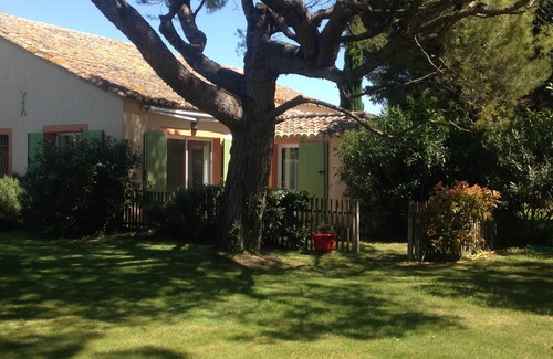 Saint-Saturnin-les-Avignon Apartment | Coquette rental for 2, air-conditioning in living room, large plot, private swimming pool